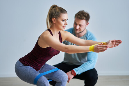 Cinco formas diferentes de hacer sentadilla para tener variedad cuando entrenes en el gimnasio