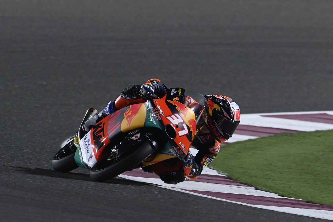 ¡Ha nacido una estrella! Pedro Acosta remonta 22 posiciones para ganar su primera carrera y ponerse líder de Moto3