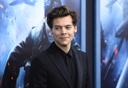 Medio elegante, medio informal: así fue el look de Harry Styles en la premiere de Dunquerque