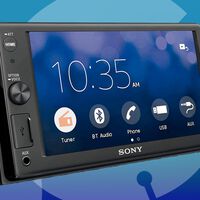 Pon al día tu coche con CarPlay por 210 euros: la radio Sony XAV-AX1000 cuesta menos en el adelanto del Black Friday de Amazon