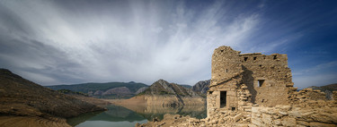 Puentes inutilizados y viejos pueblos que brotan del agua: la España de la sequía en 16 fotografías
