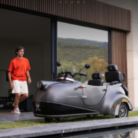 Parece un sidecar, pero es un triciclo eléctrico con alma de Vespa y Biscuter que podría llegar a nuestras carreteras