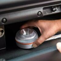 No hay vuelta atrás: los clásicos triángulos de emergencia morirán en 2026 con la luz V-16 y podremos tener triángulos virtuales