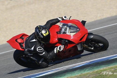 Probamos la Ducati Panigale V4 S: una deportiva con 215,5 CV que es aún más potente y avanzada, pero también más fácil