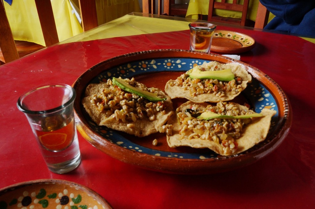 Tostadas de escamoles. Receta fácil de la cocina tradicional mexicana