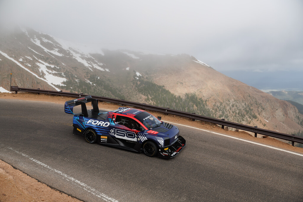 Conseguir la victoria en Pikes Peak ya solo está al alcance de los coches eléctricos: Ford repite con un pick-up demencial 