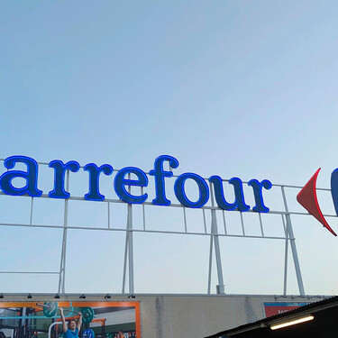 Este es el set de mesa, banco y sillas que Carrefour está liquidando y es ideal para terrazas estrechas, patios y porches