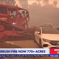 Los Ángeles está sufriendo unos incendios tan devastadores que la gente ha abandonado sus coches por decenas en las carreteras. Los bomberos tienen que usar un bulldozer para apartarlos y abrirse paso