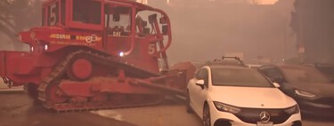 Los Ángeles está sufriendo unos incendios tan devastadores que la gente ha abandonado sus coches por decenas en las carreteras. Los bomberos tienen que usar un bulldozer para apartarlos y abrirse paso