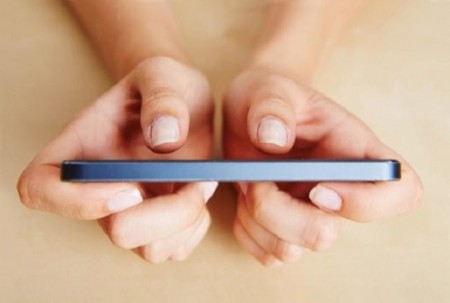 ¿Pasas más tiempo con el móvil de "lo normal"? Según Nielsen la media está en unas 40 horas mensuales