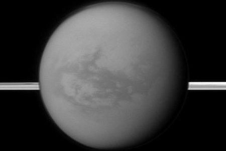 La sonda Cassini detecta lagos 'tropicales' en Titán, una luna de Saturno