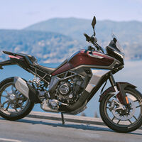 Una legendaria marca de motos quebró hace 60 años. Acaba de revivir gracias a los chinos, y viene con una trail bajo el brazo 