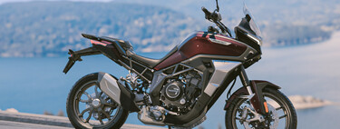 Una legendaria marca de motos quebró hace 60 años. Acaba de revivir gracias a los chinos, y viene con una trail bajo el brazo 