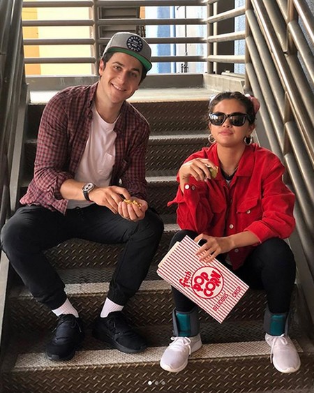 Selena Gómez hace 'chás' y aparece al lado de su hermano en 'Los magos de Waverly Place'
