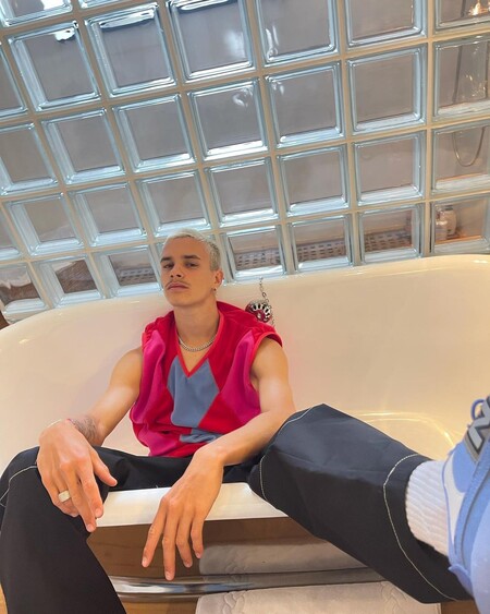 ¡El flequillo, niño! Romeo Beckham se hace modelo de Saint Laurent (y ni la mismísima Victoria lo reconoce)