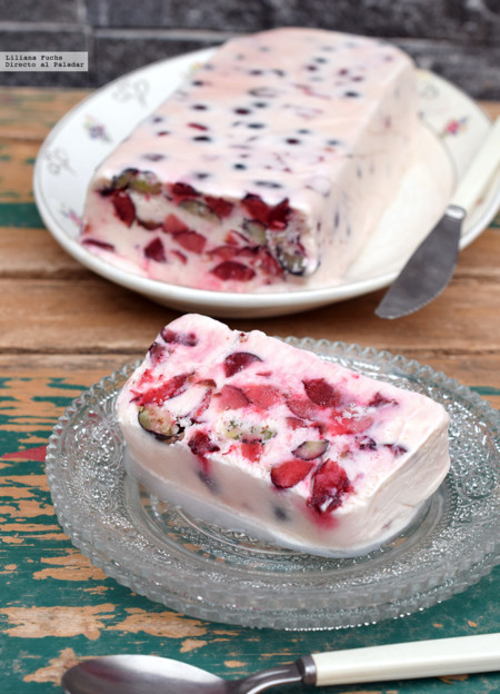 Semifrío de cerezas, arándanos y yogur. El helado más fácil del mundo con el que lucirse sin esfuerzo