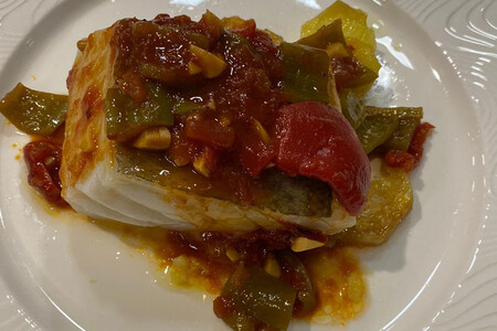 Bacalao Al Horno Con Pimiento Y Salsa De Tomate