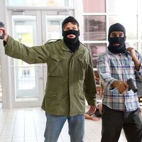 Esta histriónica comedia de 2011 ponía a Jesse Eisenberg a atracar un banco con un chaleco bomba. El suceso real en el que se basa no tiene nada de gracia