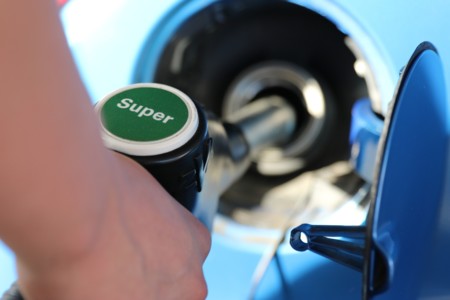 Repsol se apunta al pago vía app, pero ¿no eran peligrosos los móviles en las gasolineras?