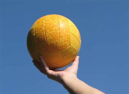 Fuerza por un tubo con los balones medicinales