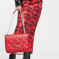 ASOS vuelve a rebajar el bolso Love Moschino más práctico y estiloso en su versión roja perfecta para la primavera