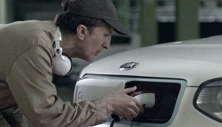 He aquí tres maneras muy diferentes de anunciar un coche eléctrico