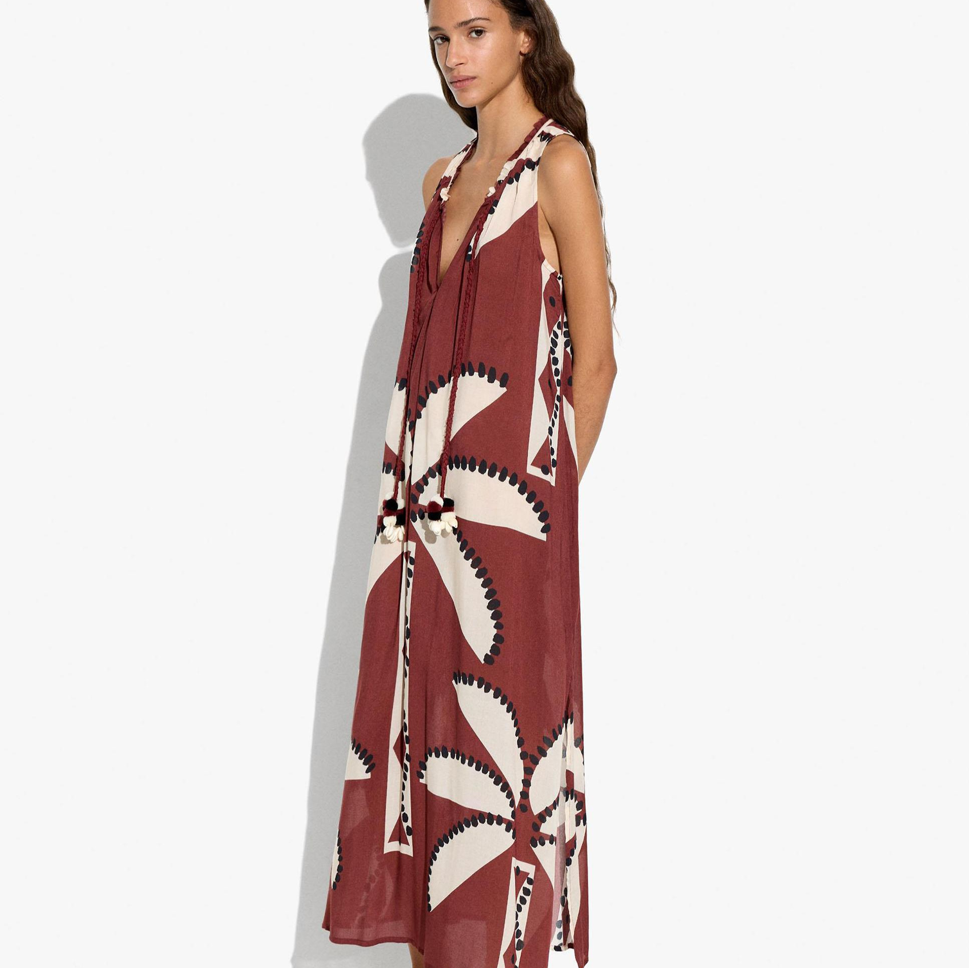 Vestido largo fluido sin mangas con estampado de hojas Burdeos Parfois