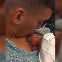 La adorable reacción de un bebé prematuro al recibir un beso de su padre