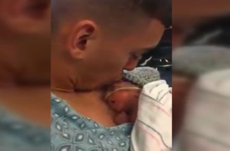 La adorable reacción de un bebé prematuro al recibir un beso de su padre