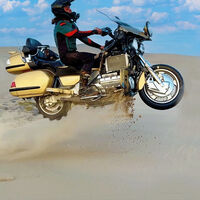 Hacer enduro con una Honda Gold Wing y las ruedas de un Toyota Prius: 400 kilos botando por las dunas