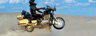 Hacer enduro con una Honda Gold Wing y las ruedas de un Toyota Prius: 400 kilos botando por las dunas