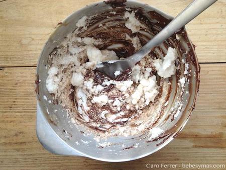 Utilizar una cuchara de metal para remover las claras con el chocolate (punto 7)
