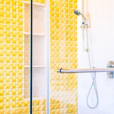 El trucazo de experta fácil y efectivo para limpiar la mampara de la ducha: "es mágico y el cristal queda espectacular"