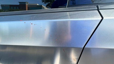 Manchas de sangre en una Tesla Cybertruck