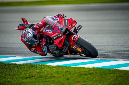 Enea Bastianini revive en Sepang y Pecco Bagnaia le gana por la mínima el duelo a Jorge Martín