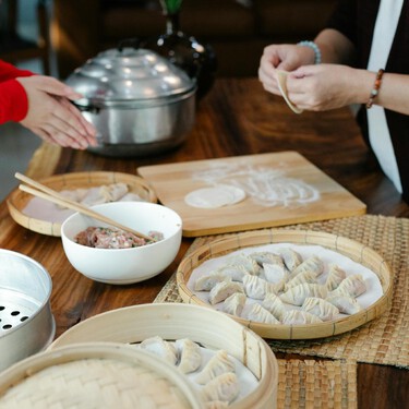 Cómo hacer dumplings, las famosas empanadillas asiáticas rellenas y deliciosas recetas para probarlas 