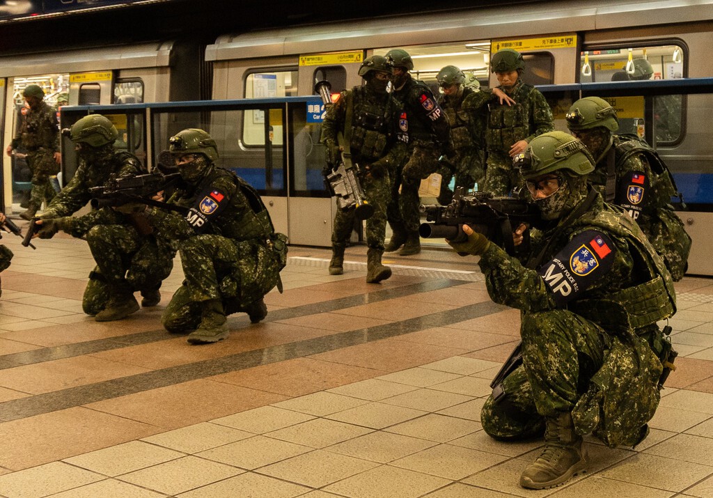 Taiwán ha llenado su metro de militares armados y misiles antitanque. El motivo: enviar un mensaje claro a China