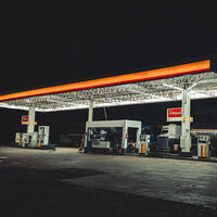 La gasolina más cara de toda la historia: alcanza el récord máximo y llenar el depósito cuesta casi 16 euros más que hace un año