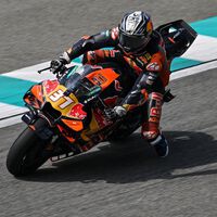 Pedro Acosta aprovecha las gotas de lluvia y la caída de Álex Márquez para dar la sorpresa en la Sprint de Malasia 