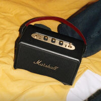 Amazon México está rematando una de las bocinas más potentes del mercado: la Marshall Kilburn III con modulador de audio 