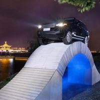Video: ¿Cruzarías un puente hecho de papel a bordo de tu Range Rover?