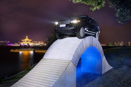 Video: ¿Cruzarías un puente hecho de papel a bordo de tu Range Rover?