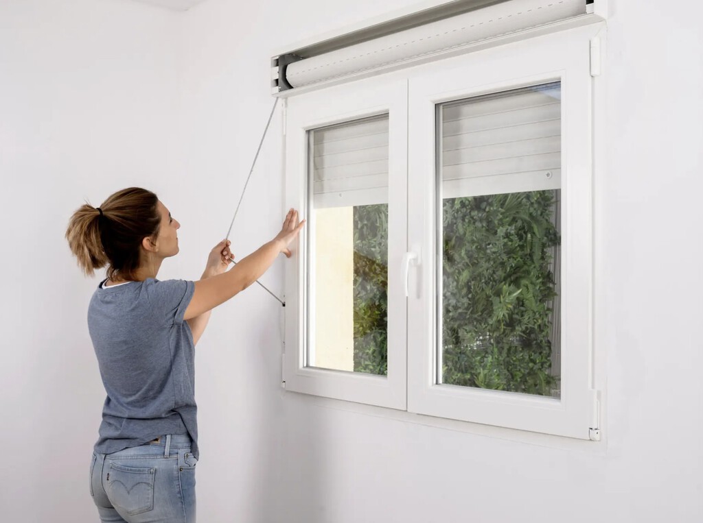 Por esta zona de la persiana estás tirando el dinero de la calefacción: arreglarlo es así de fácil y barato