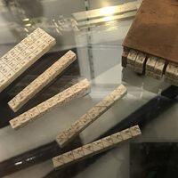 Los 'Huesos de Napier' parecen un dominó, pero son el eslabón entre el ábaco y la calculadora moderna 