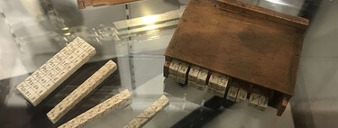 Los 'Huesos de Napier' parecen un dominó, pero son el eslabón entre el ábaco y la calculadora moderna 