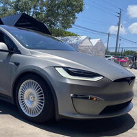 ¿Un Tesla que viaja en el tiempo? El Model X que quiere convertirse en un DeLorean