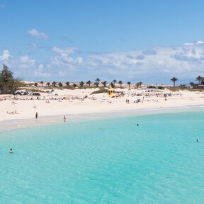 Dunas de arena blanca, agua turquesa y 22 grados en enero: Así es la playa española en la que siempre es verano