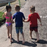 El conmovedor gesto de dos niños de cinco años ayudando a caminar a un amigo con parálisis cerebral