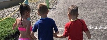 El conmovedor gesto de dos niños de cinco años ayudando a caminar a un amigo con parálisis cerebral