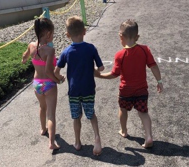 El conmovedor gesto de dos niños de cinco años ayudando a caminar a un amigo con parálisis cerebral